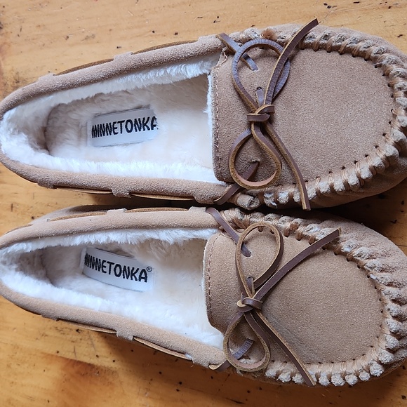 Minnetonka Women’s Faux Fur Lined Slipper Tan Brown Moccasins Suede 4052 Size 7M - Picture 2 of 9